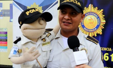 Luis Hernández y LESH dos agentes de la Policía Nacional Civil al servicio de los niños y niñas de Guatemala