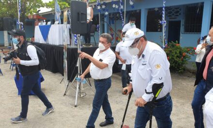 Joviel Acevedo acompaña a Giammattei en acto del ministerio de Educación