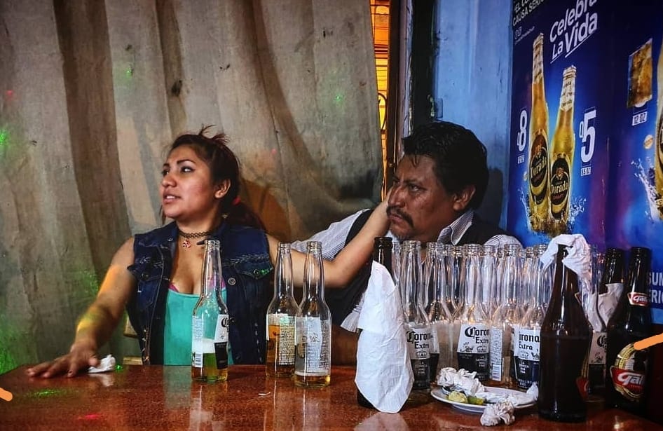 Consumidores de bebidas alcohólicas en una cantina de la zona 1