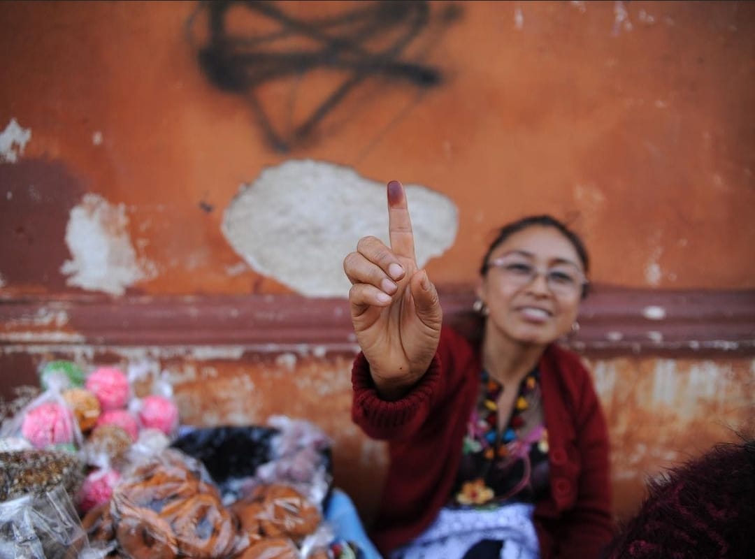 Una mujer muestra su dedo índice luego de votar en las elecciones generales en Guatemala