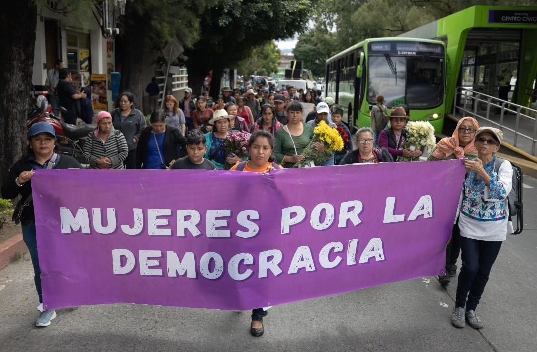 El colectivo Mujeres por la Democracia, manifestó esta semana su descontento en contra de la gestión de fiscal general Consuelo Porras en un recorrido por las principales calles de la Ciudad de Guatemala.